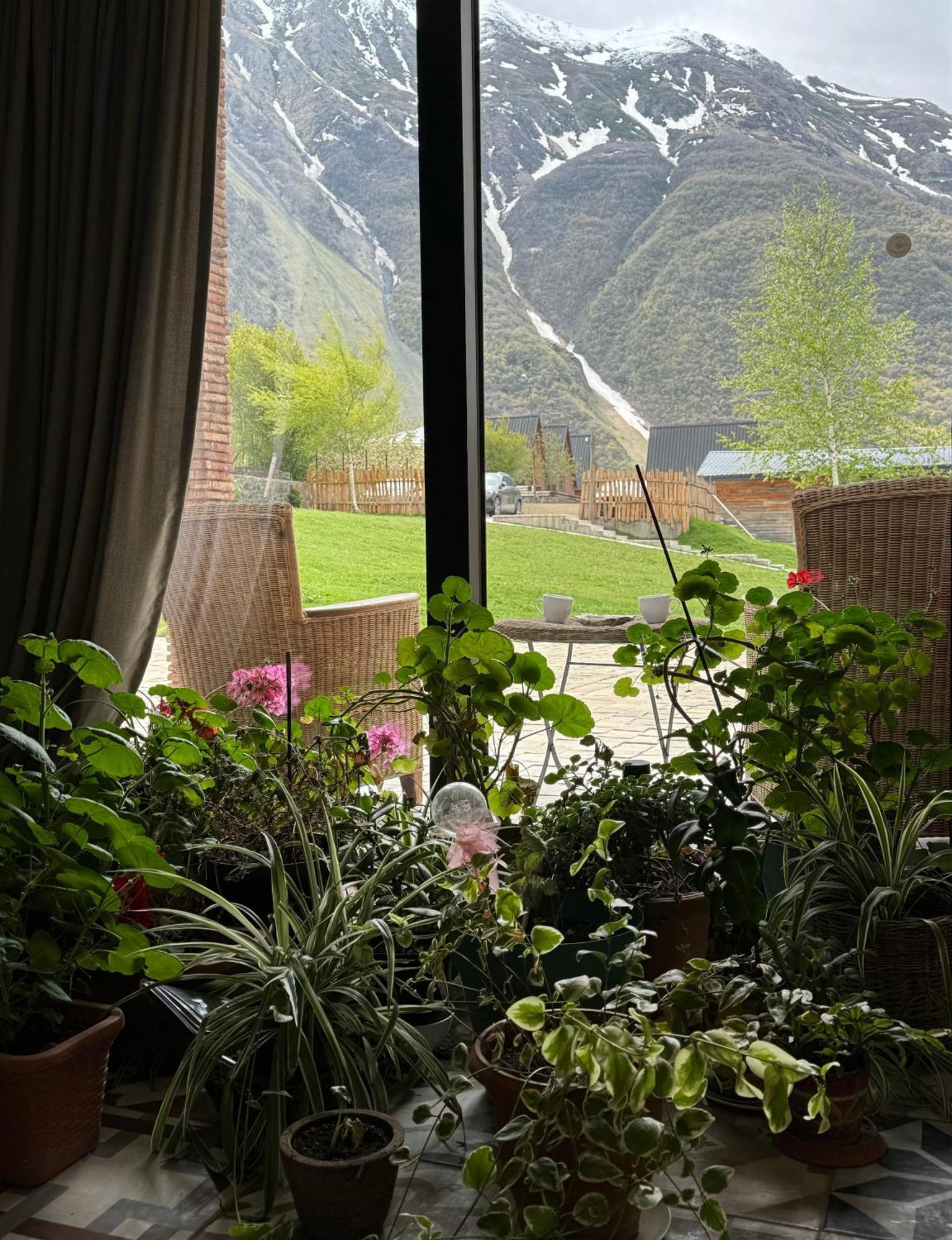 Green Sheep Boutique Hotel Stepantsminda Exterior photo